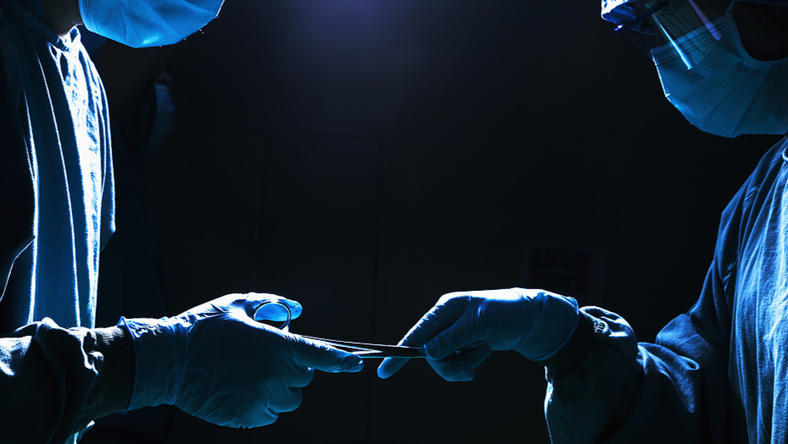 全世界都在抱怨医疗服务,而英国医生则在病人肝脏表面刻“SB”